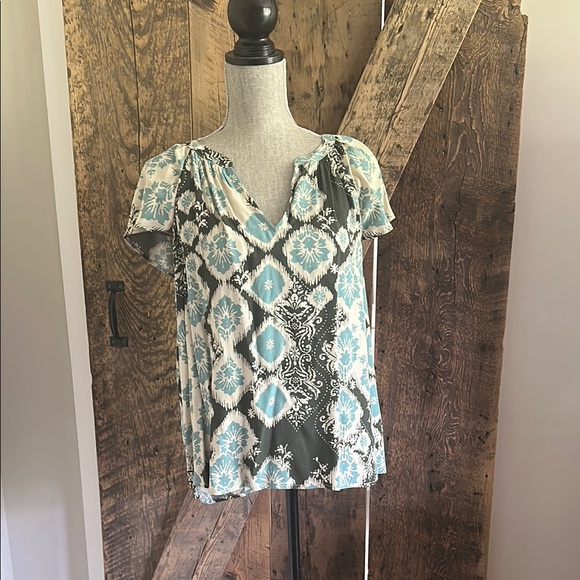 Light Patterned Women's Blouse - Picture 3 of 9